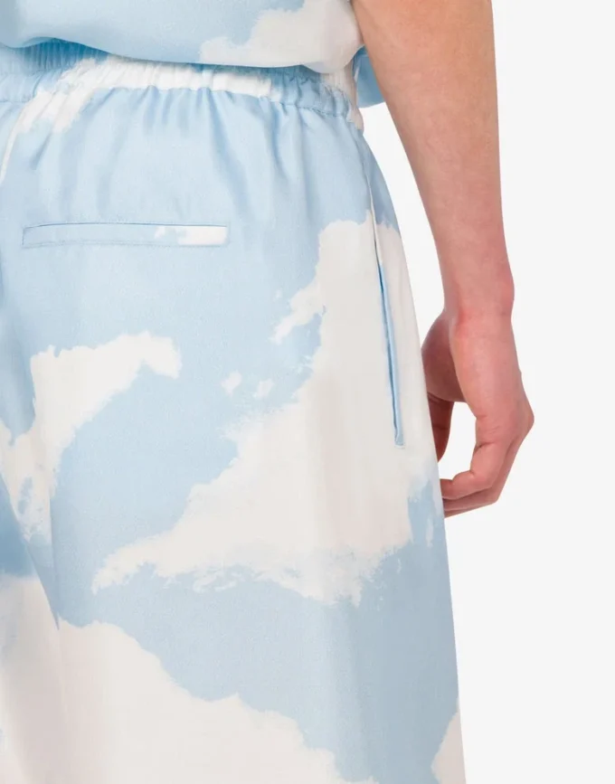 Bermudas de sarga de seda Nubes de archivo Bermudas de sarga de seda Nubes de archivo