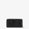 Cartera acolchada con cremallera y logotipo bordado Cartera acolchada con cremallera y logotipo bordado