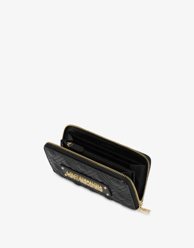 Cartera acolchada con cremallera y logotipo bordado Cartera acolchada con cremallera y logotipo bordado