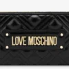 Cartera acolchada con cremallera y logotipo bordado Cartera acolchada con cremallera y logotipo bordado
