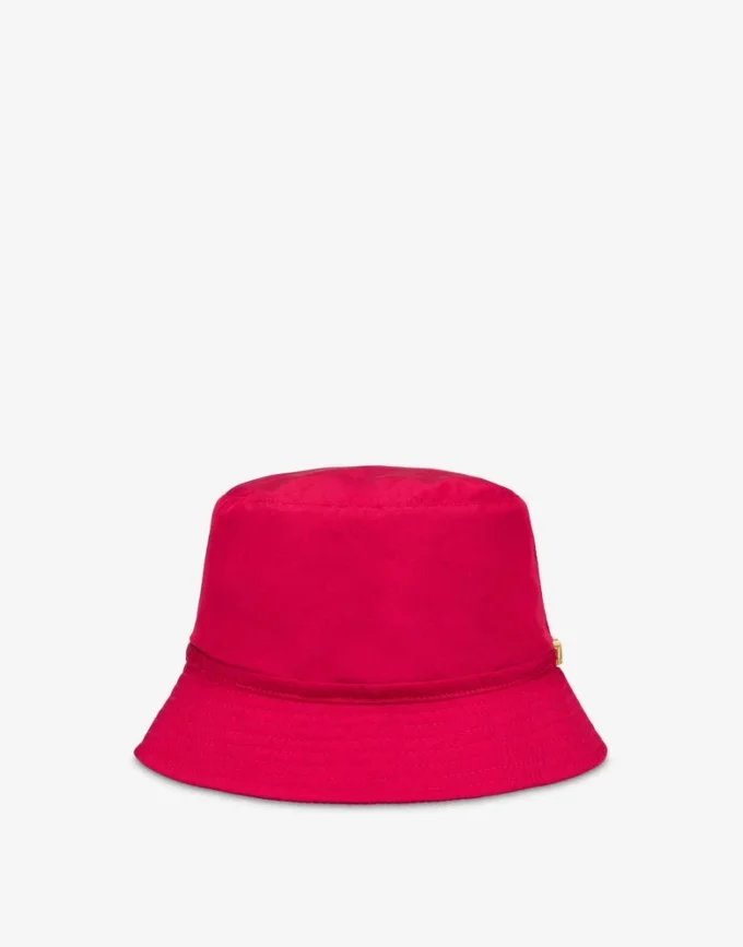 Gorra con letras y logotipo