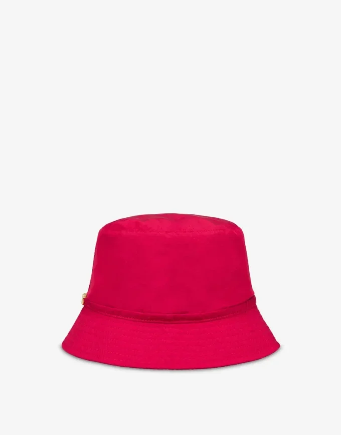 Gorra con letras y logotipo