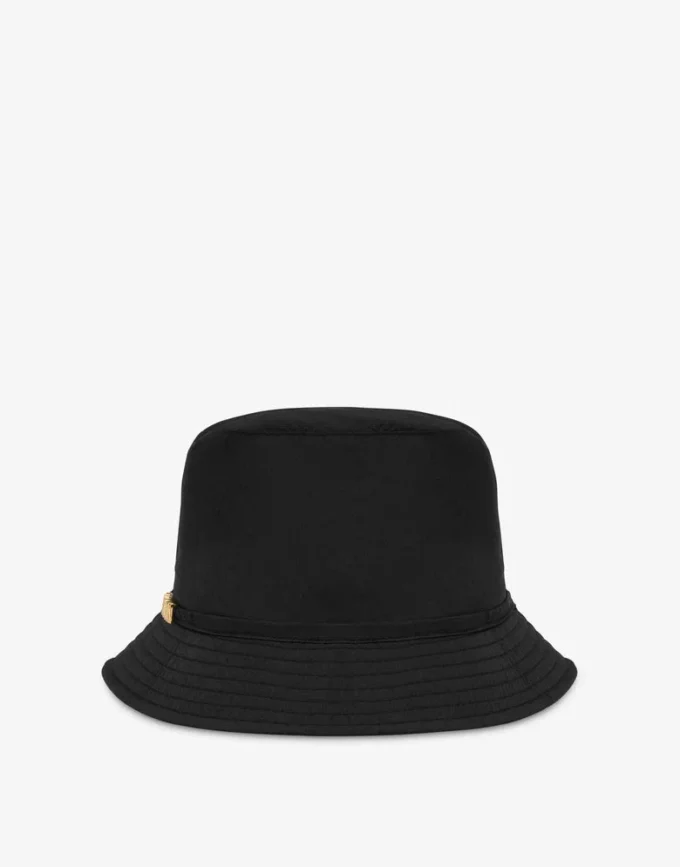 Gorra con letras y logotipo