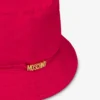 Gorra con letras y logotipo