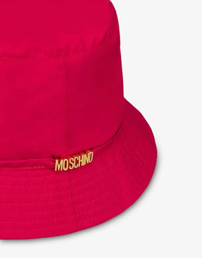 Gorra con letras y logotipo