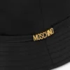 Gorra con letras y logotipo