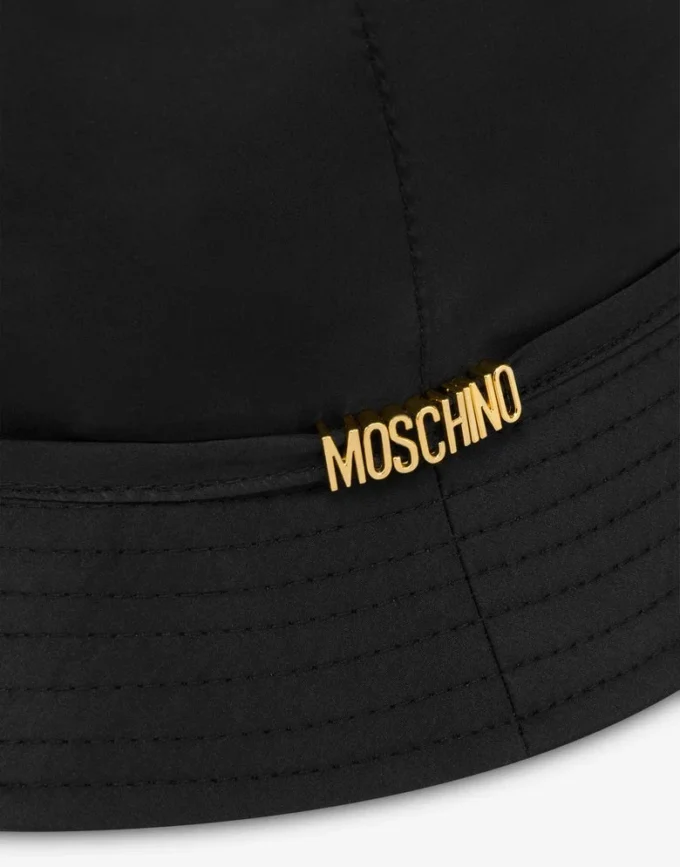 Gorra con letras y logotipo