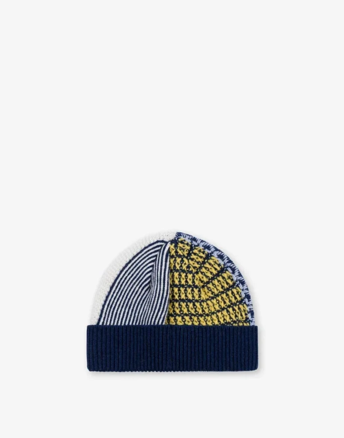 Gorro con parche bordado Gorro con parche bordado
