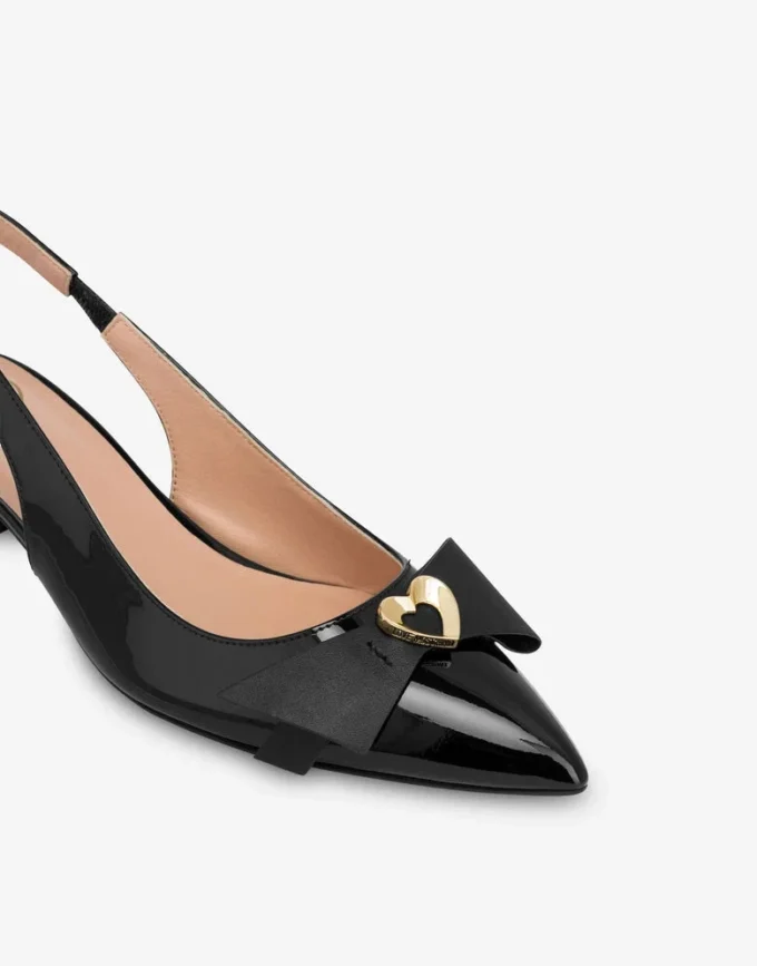 Zapatos de salón de charol con talón abierto Zapatos de salón de charol con talón abierto